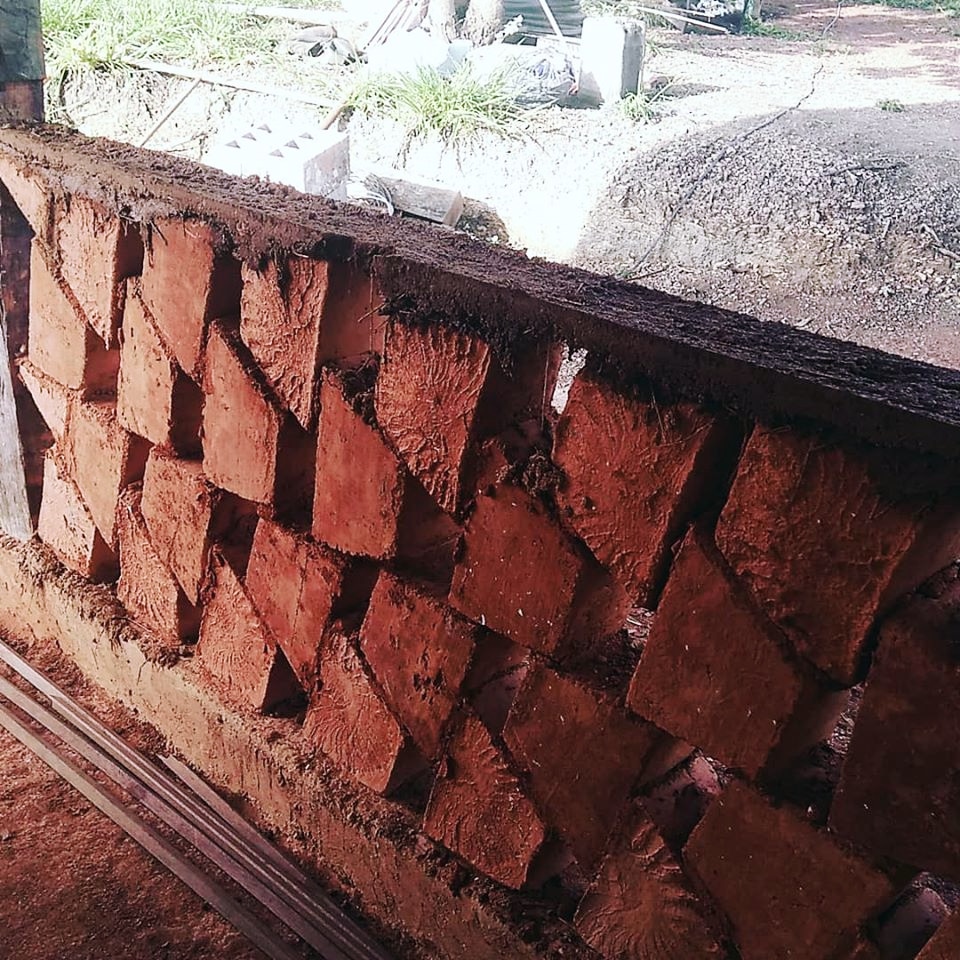 Muro de adobe assentado em padrão diamante