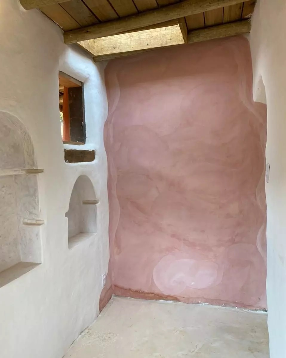Banheiro em reboco de barro rosado