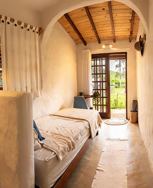 Quarto de solteiro com saída para o jardim