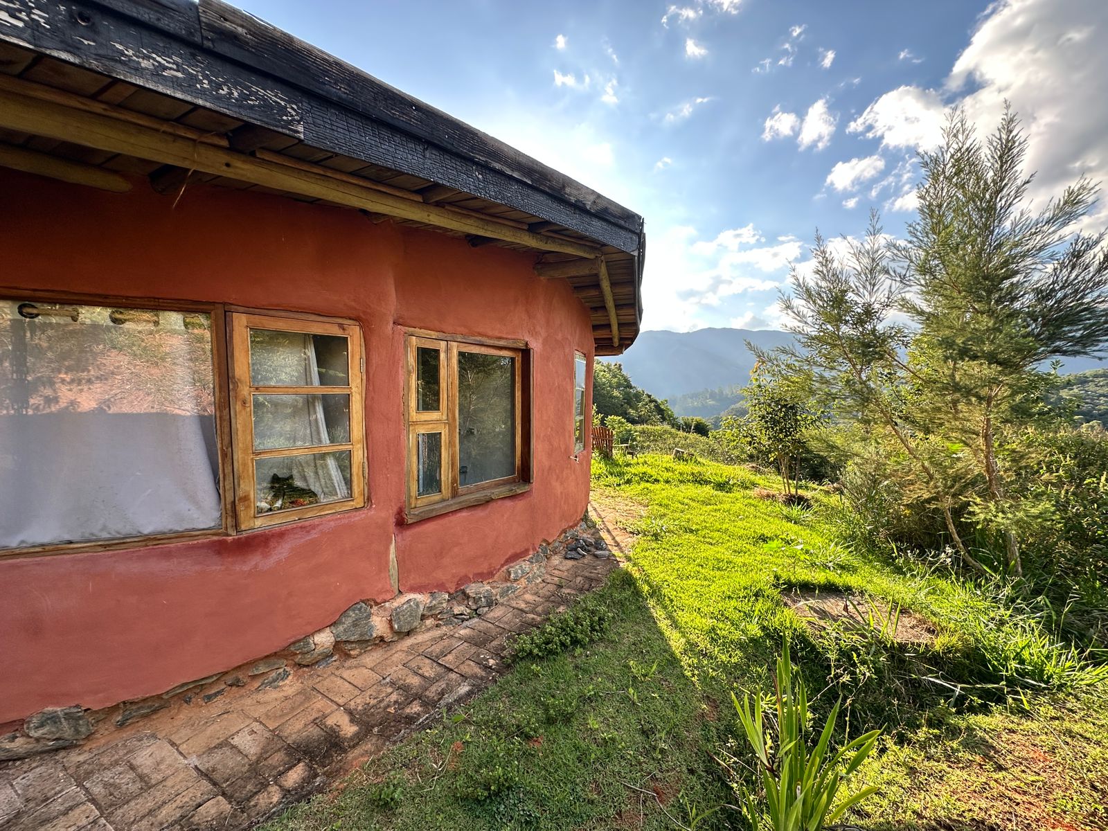 Lateral da casa e vista das montanhas
