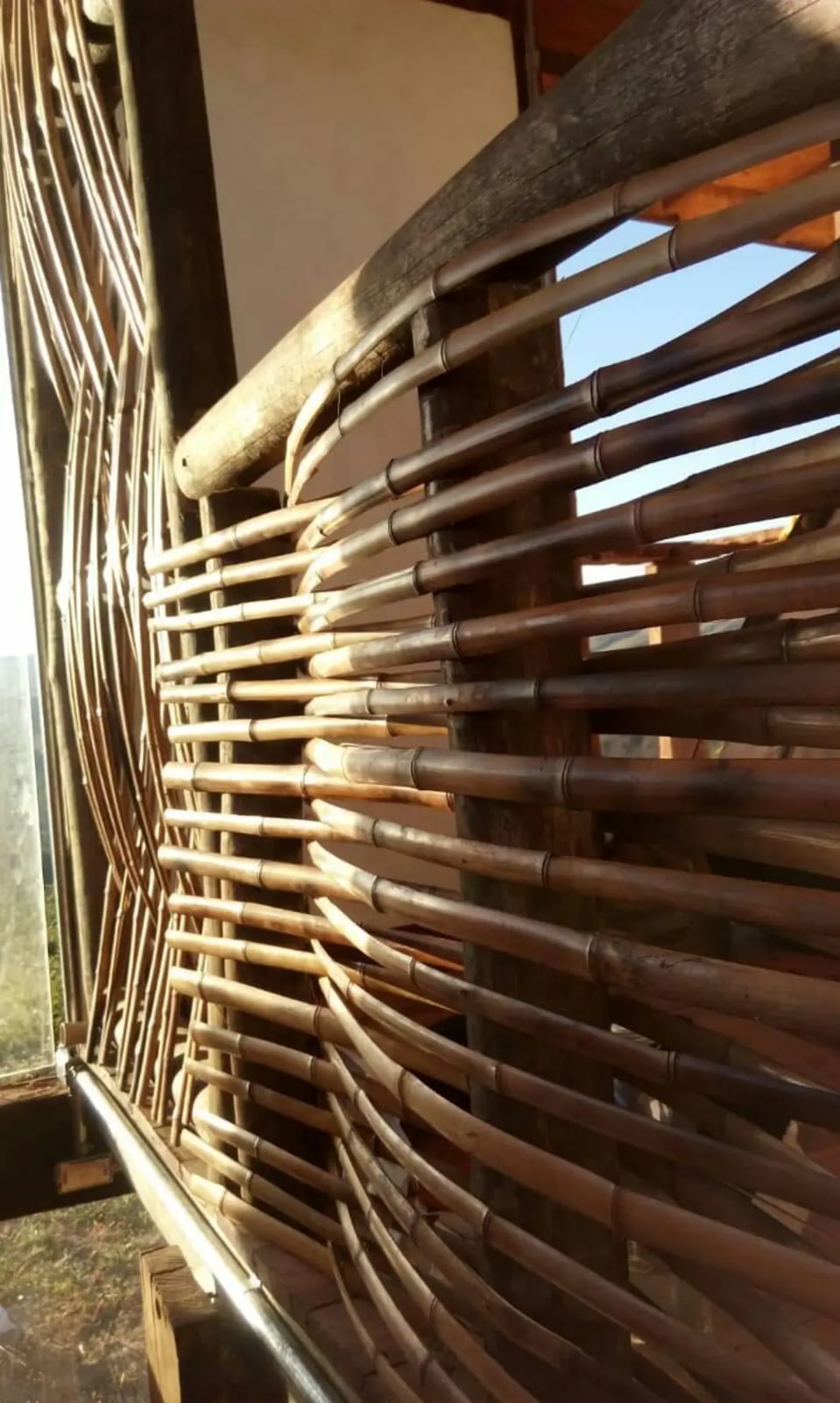 Painel curvo em trançado de bambu