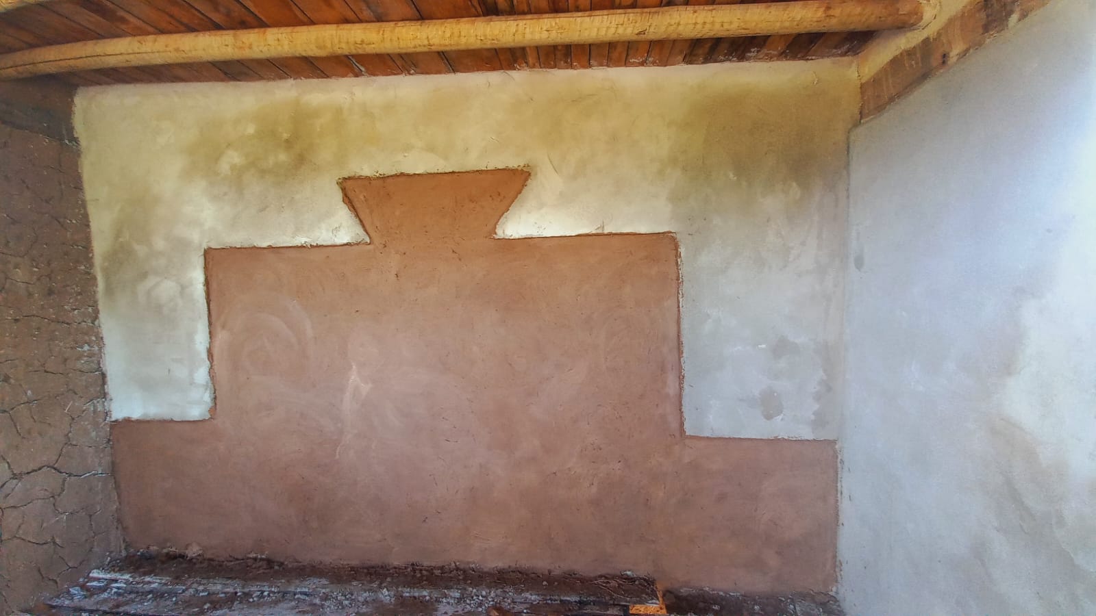 Reboco de barro com relevos e texturas