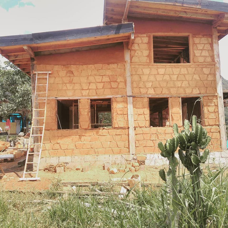 Fachada em adobes trapezoidais