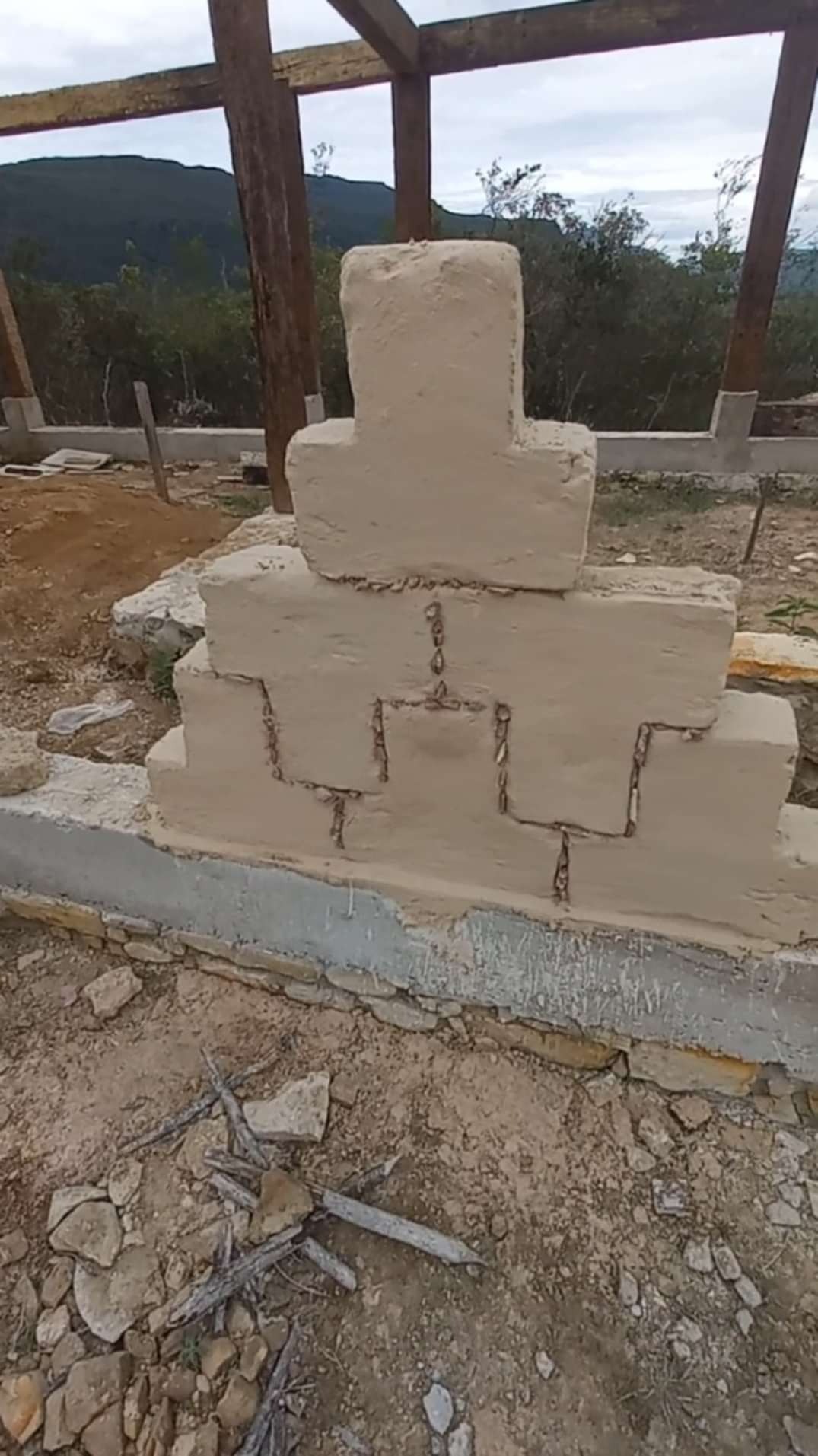 Base esculpida em adobe com desenhos geométricos