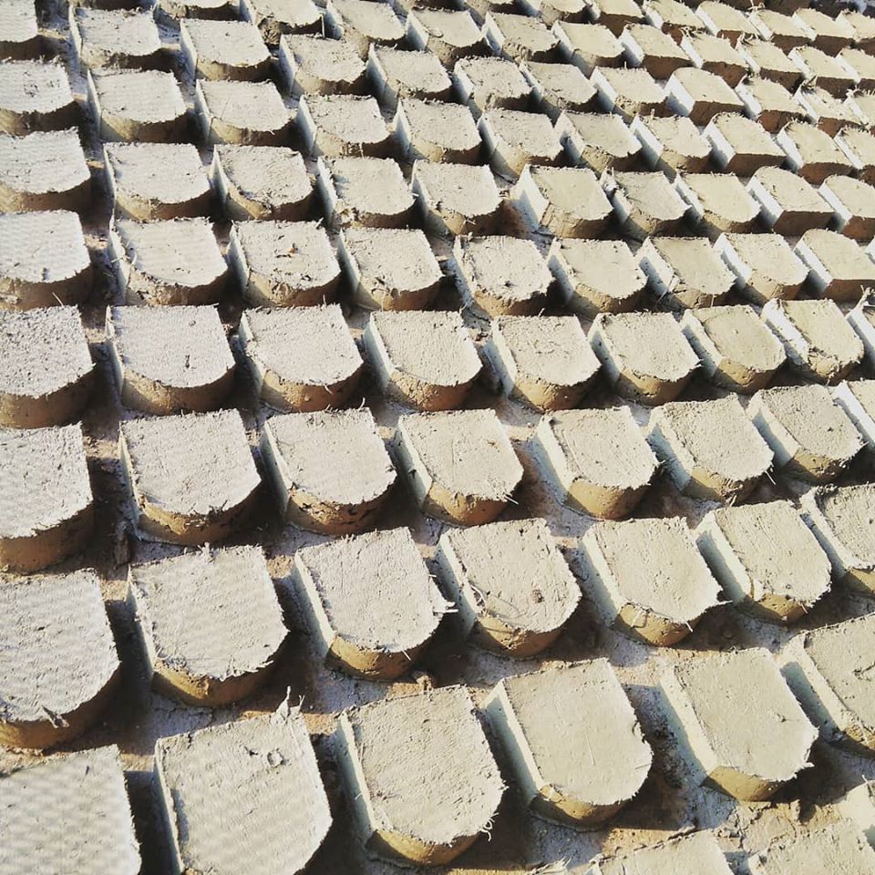 Adobes de barro desenformados e secando ao sol