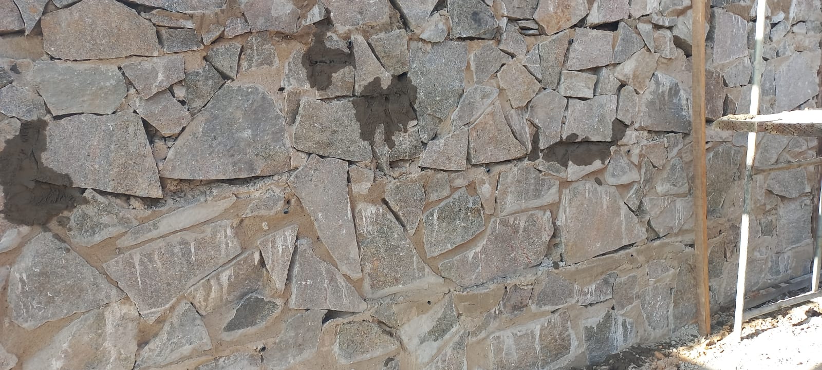 Muro de pedra rústica assentada à mão