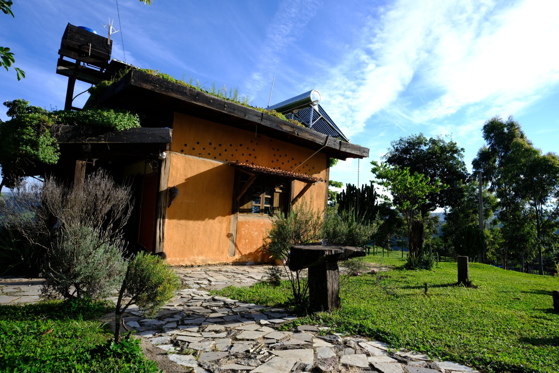 Parede em adobe sob o sol da serra