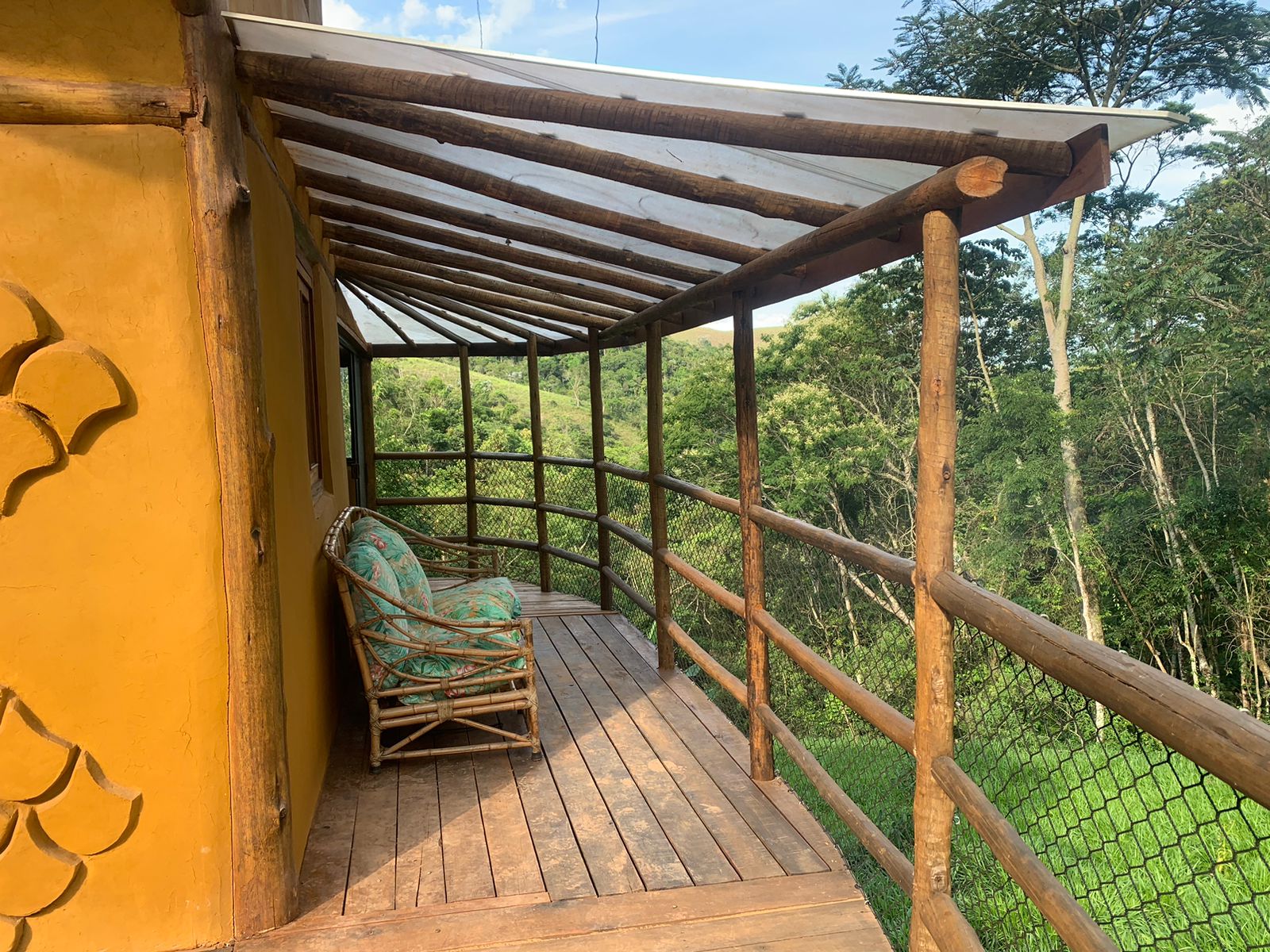 Varanda suspensa com vista panorâmica